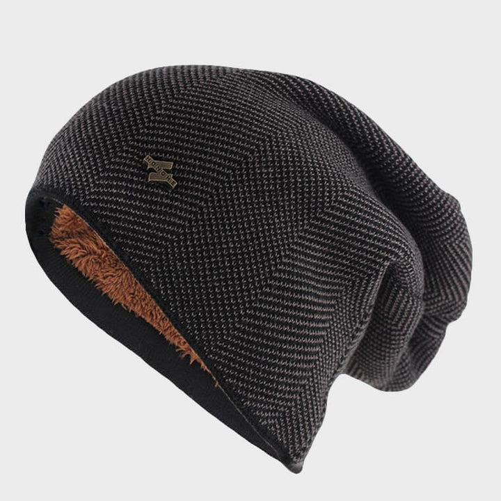 Svart stickad unisex mössa. Mångsidig och varm, perfekt för vinter och höst. Ett måste för streetwear & casual.