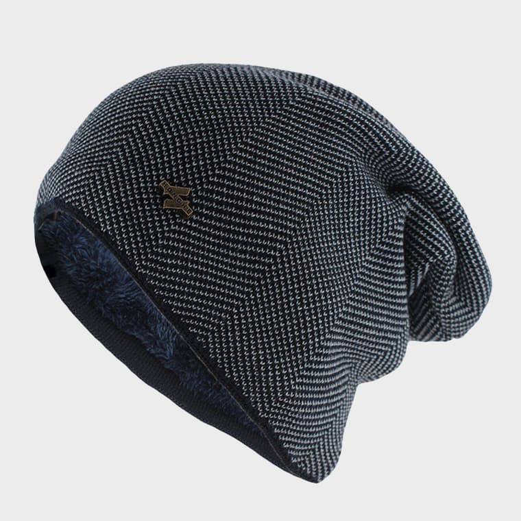Brun stickad mössa för unisex. En varm och bekväm accessoar, stilren för höst och vinter.