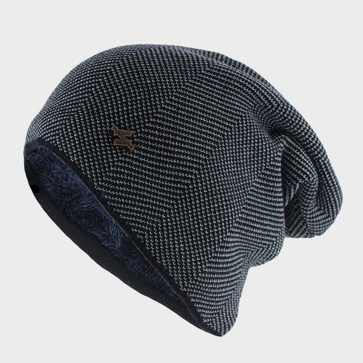 Brun stickad mössa för unisex. En varm och bekväm accessoar, stilren för höst och vinter.