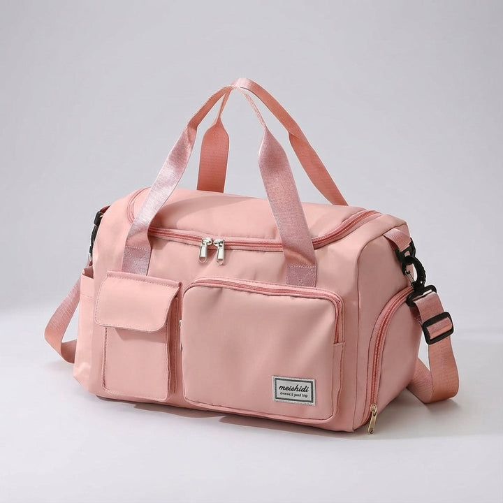 Unisex vattentät nylon duffelväska, perfekt som gym- och resväska. Håller packningen torr och organiserad.