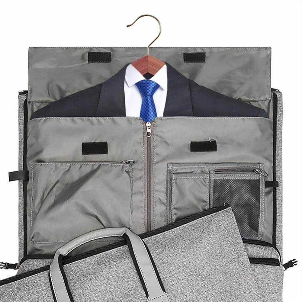 Elegant grå dufflebag i vattentåligt material, perfekt för organiserad pendling och affärsresa som handbagage.