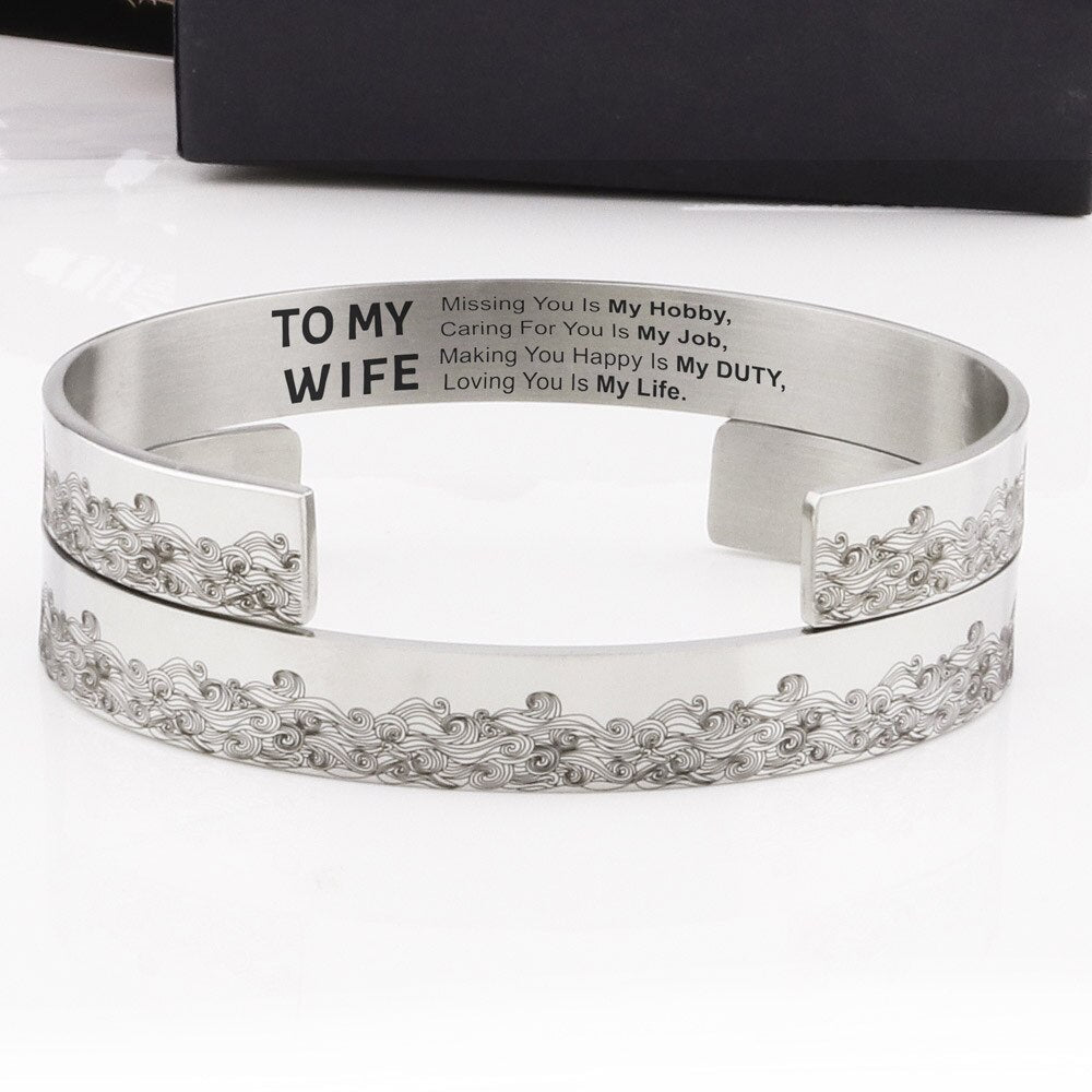 Elegant kvinnosmycke, manschettarmband 'Till Min Fru' i rostfritt stål. En meningsfull present till henne.