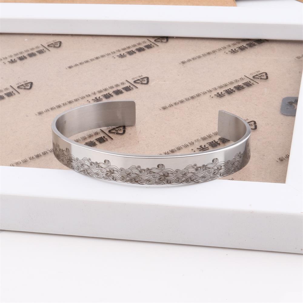 Unikt graverat smycke, ett manschettarmband för fruar. Robust rostfritt stål. Uttrycker kärlek och saknad.