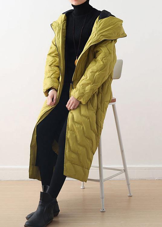 Grön asymmetrisk parkas damkappa med huva och avslappnad design. Idealisk vår- och höstjacka.