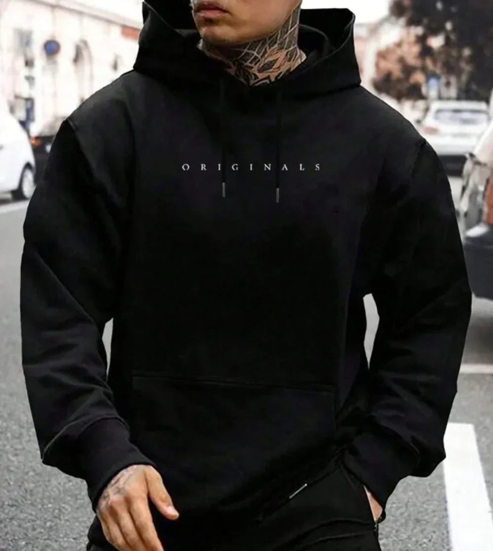 Gul herrhoodie i modern design, mjuk och bekväm för vardagsbruk. Avslappnad stilren tröja.