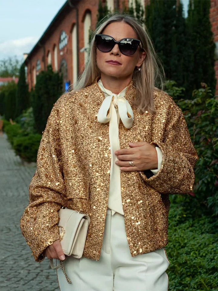 Modern glittrig guld bomberjacka. Detta trendiga ytterplagg för kvinnor ger en lyxig touch till varje outfit.