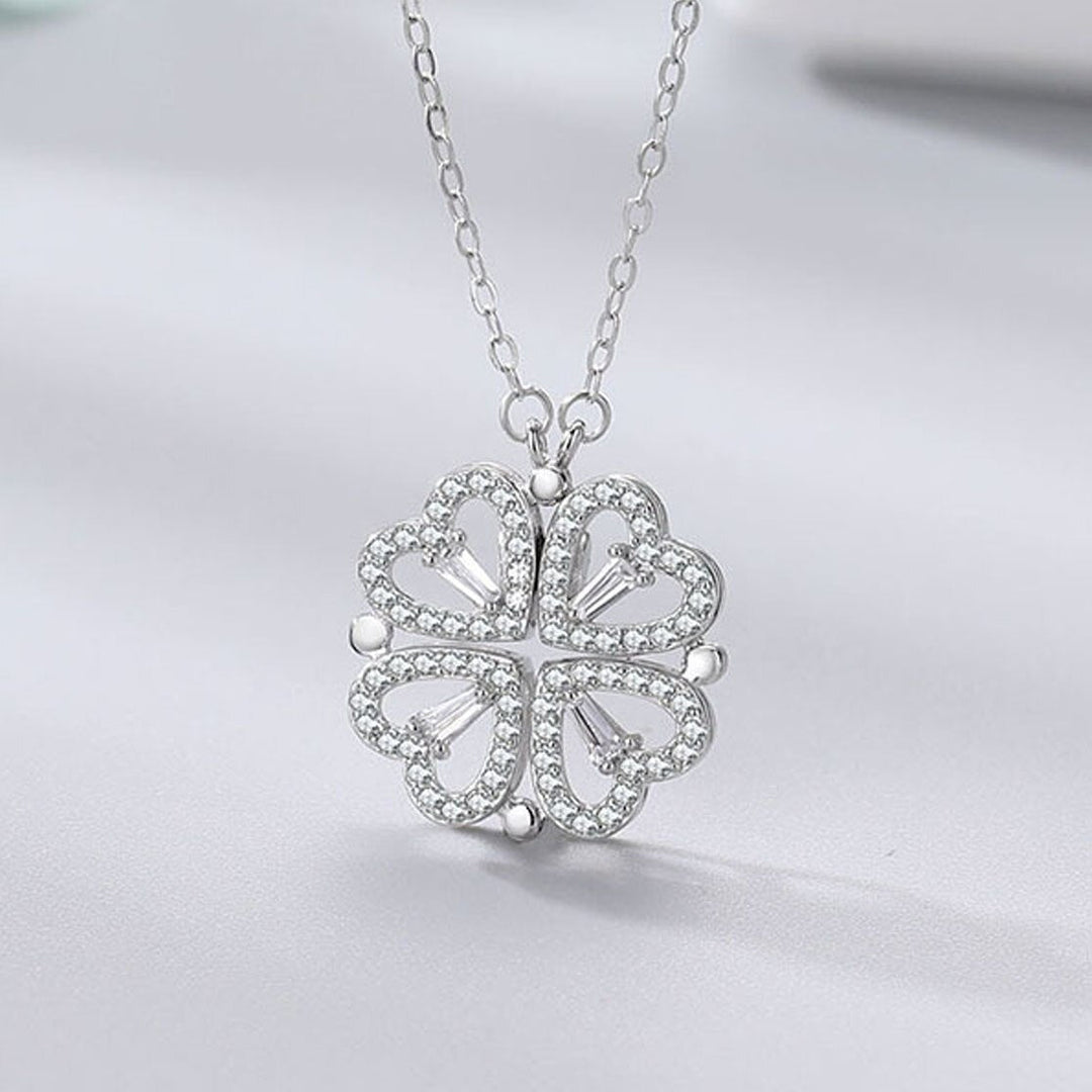 Silverfärgat damhalsband med eleganta zirkonklöver, tidlös modeaccessoar, rostfritt stål.