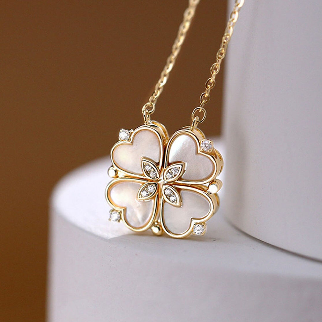 Närbild av damhalsband med detaljerade zirkonhjärtan och silverplätering på rostfritt stål.