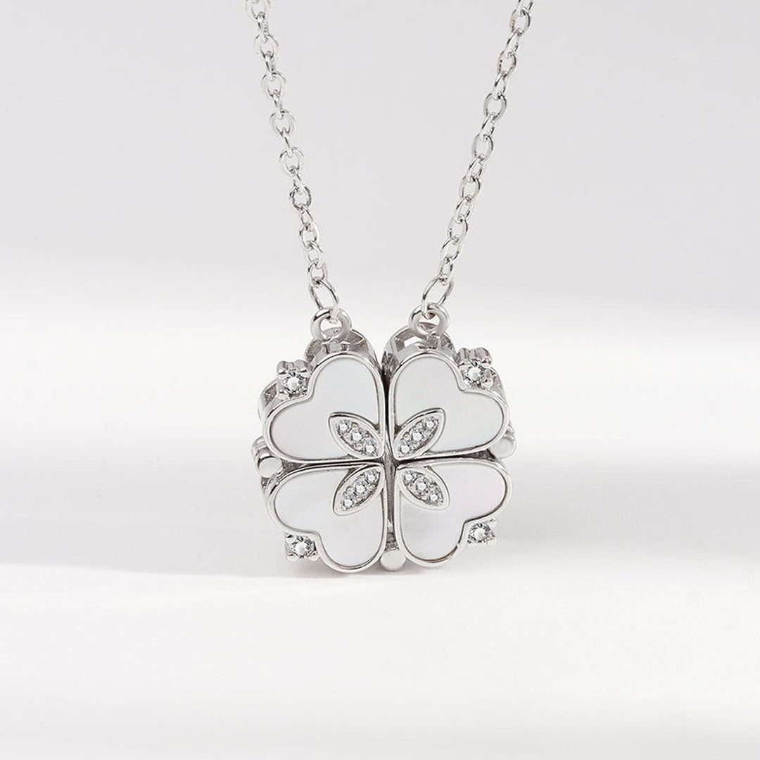 Närbild av damhalsband med gnistrande zirkonklöver, guldpläterat, fin present till henne.