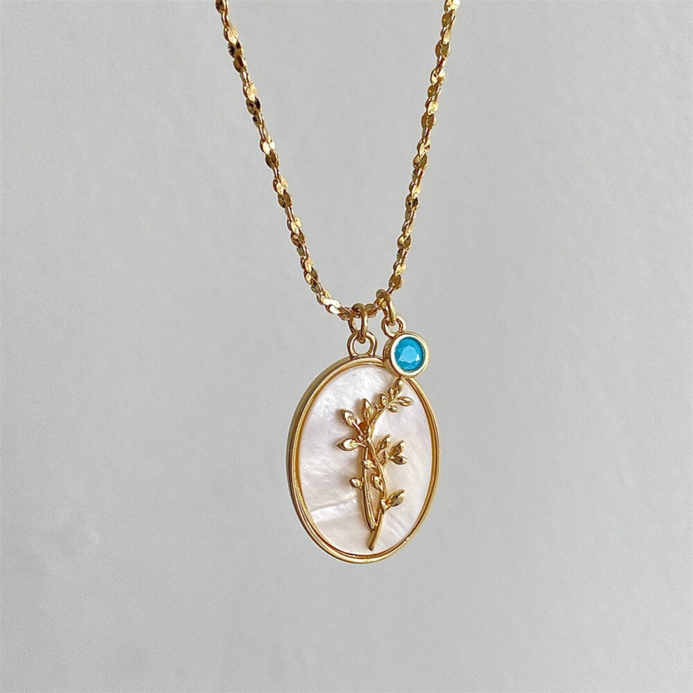 Kvinnors guldpläterade halsband med en tidlös födelsedagsblomma och briljanta zirkoner.