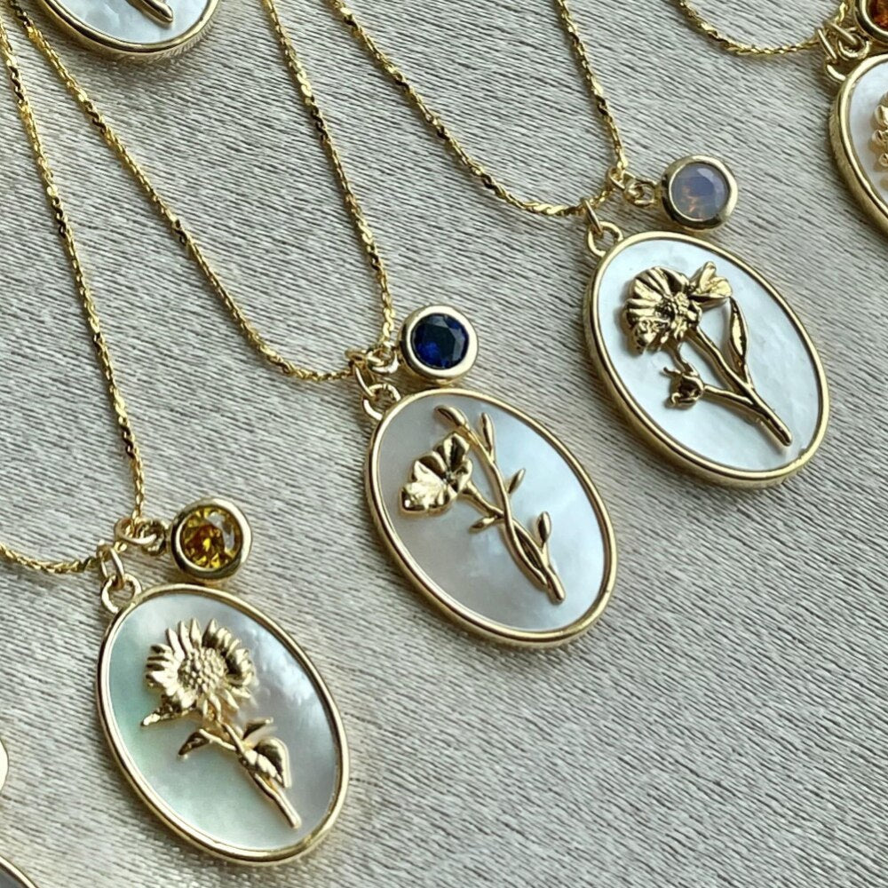 Födelsemånadsblomhalsband med zirkondetaljer, elegant och personlig present för kvinnor.