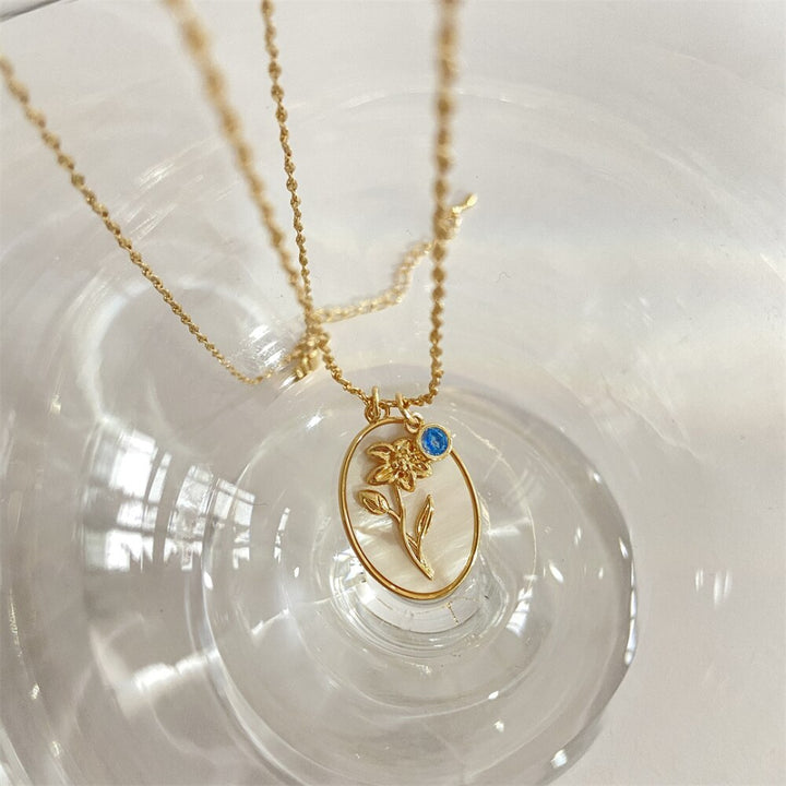 Elegant kvinnors halsband med personlig födelsemånadsblomma och gnistrande zirkoner.