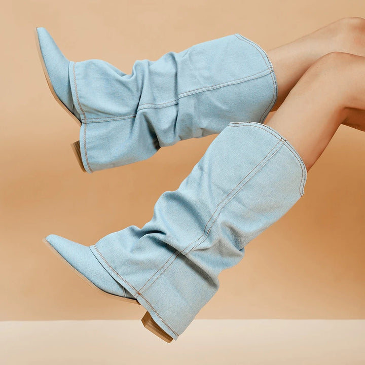 Klassiska svarta damstövlar med blockklack. Knähöga stövlar för en chic höstlook.