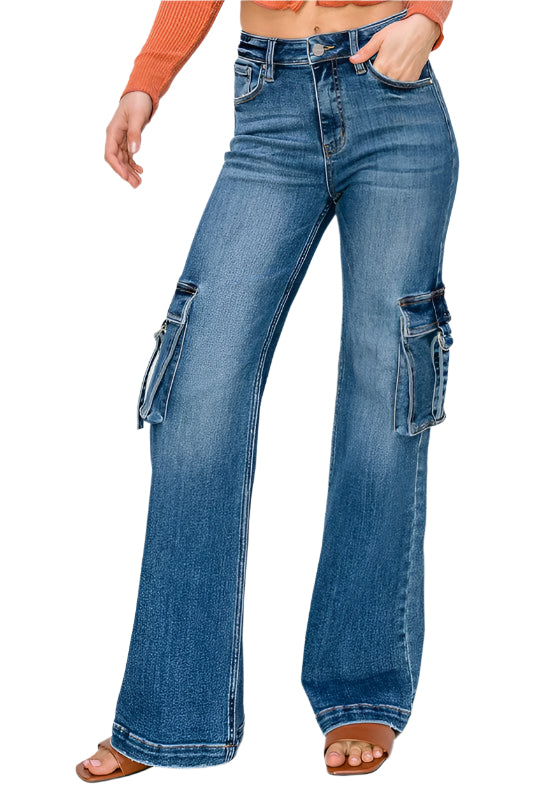 Högmidjade cargo jeans för kvinnor i mörk denim med rymliga sidofickor.