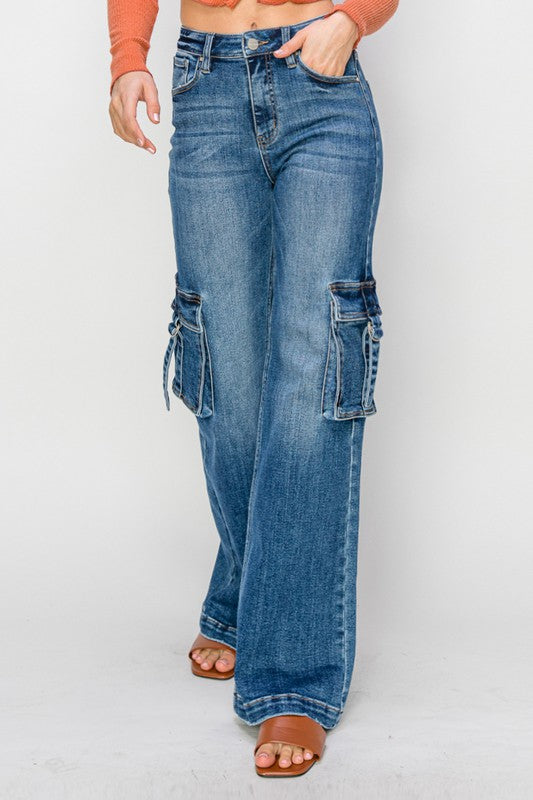 Modell bär trendiga högmidjade damjeans, cargostil, perfekt för vardagsmode.