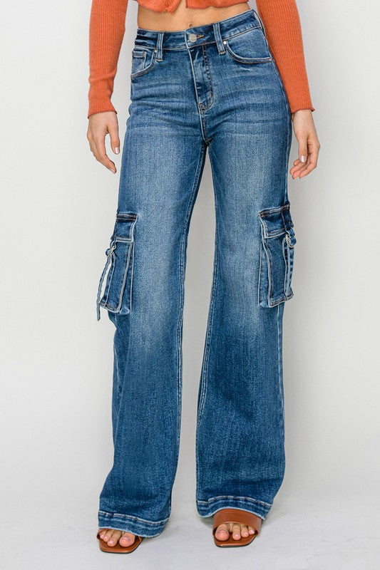Närbild på mörk denimtyg hos kvinnors högmidjade cargo jeans med sidosömmar.