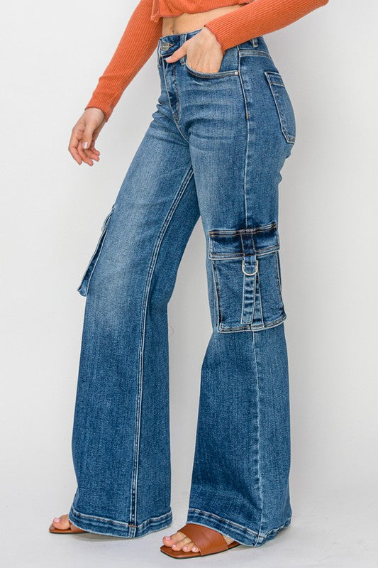 Detaljbild av praktiska sidofickor på avslappnade cargo jeans för kvinnor.