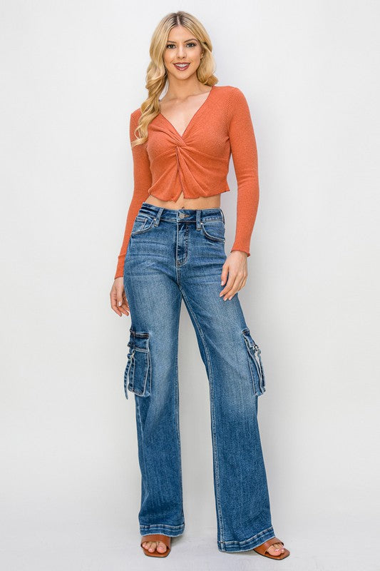 Helt kroppsskott av en kvinna som bär bekväma högmidjade cargo jeans.