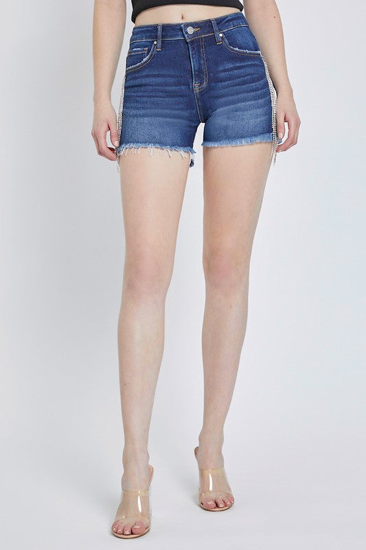Snygga högmidjade damshorts med rhinestones, idealiska som festshorts eller sommarshorts.