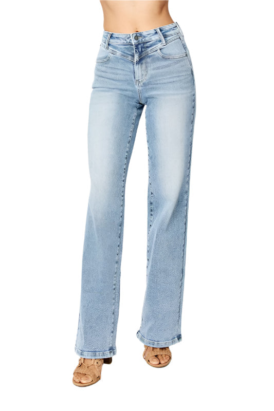 Högmidjade damjeans i retrostil, mellanblå denim, perfekt för avslappnad vår- och höstmodet.
