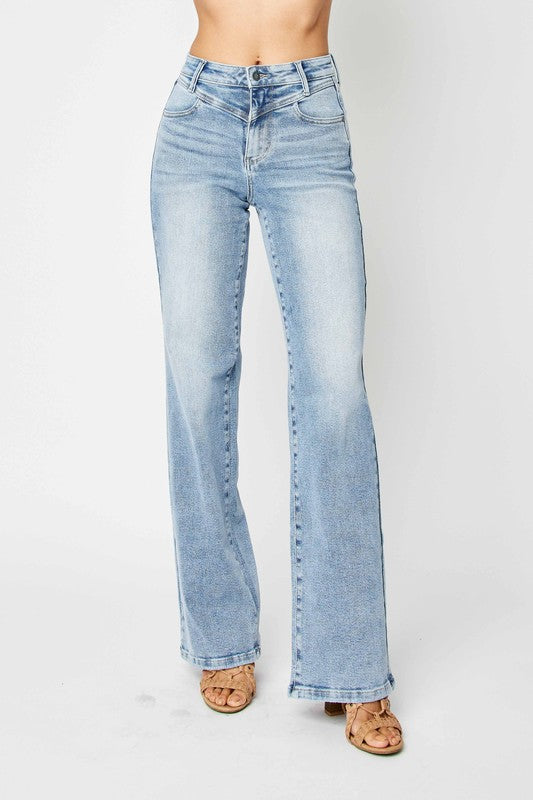 Kvinnors damjeans med hög midja, retroinspirerad design i slitstark mellandenim, bekväma byxor.