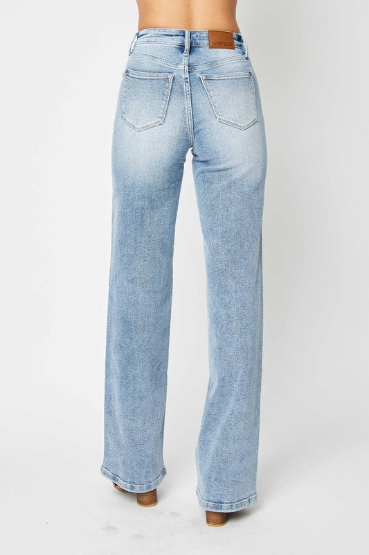 Stilfulla damjeans med hög midja och retrokänsla, mellandenim, ett måste för kvinnorsnytt mode.