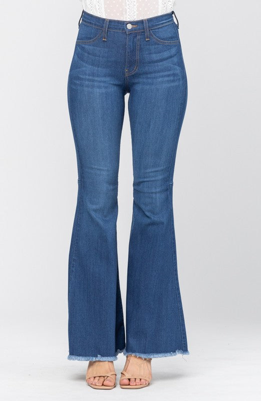 Närbild på denimtyget i de högmidjade flared jeansen, visar struktur och färg för damjeans.