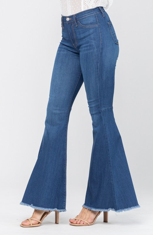 Flared jeans för kvinnor, ståendes. Visar den vida benslutet och smickrande högmidjade designen.