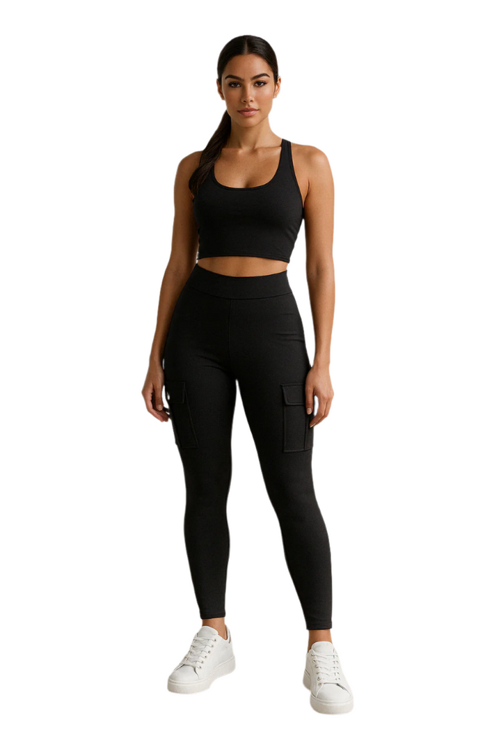 Högmidjade slim fit stretch cargobyxor för dam i kaki färg, modellerade i helfigur.