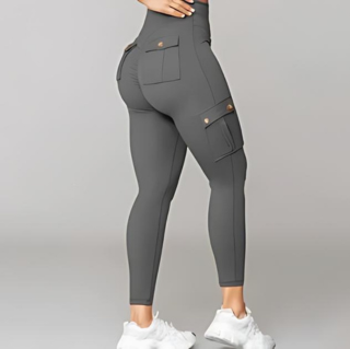 Dam cargobyxor i fullängd, kombinerade med en trendig överdel, modern outfit.
