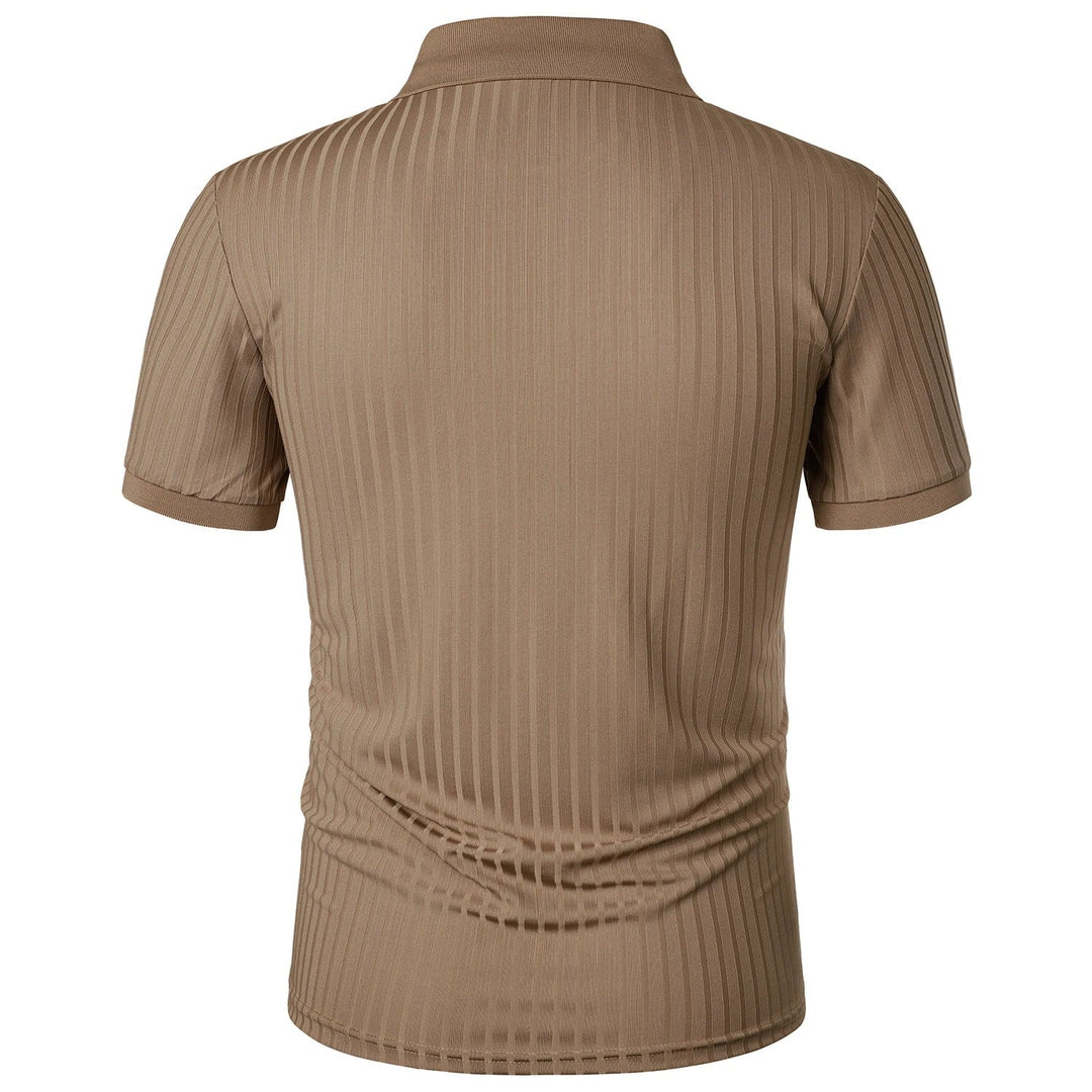 En trendig kortärmad polotröja för män med bekväm slim fit och stickad textur.