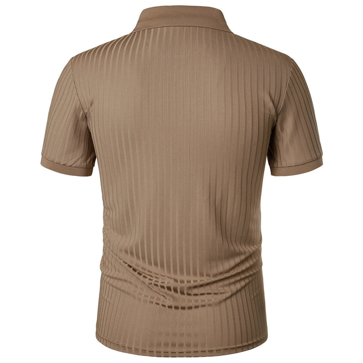 En trendig kortärmad polotröja för män med bekväm slim fit och stickad textur.