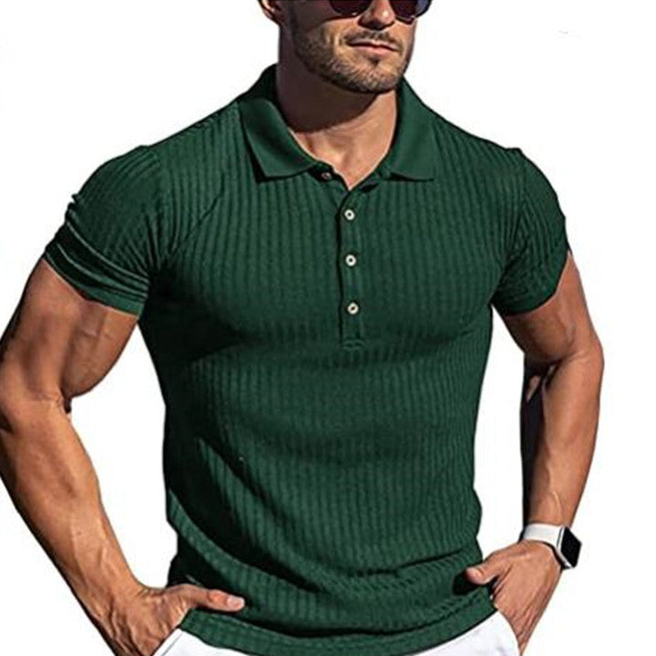 Textil: Mjuk stickad polotröja med slim fit passform, stretchig och bekväm herrtröja.