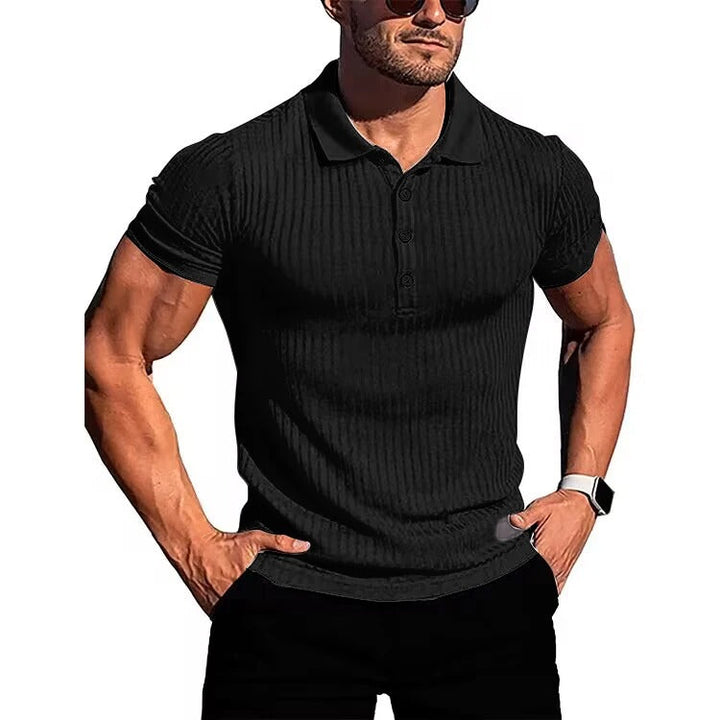 Bekväm stickad polotröja för herr med slim fit design, idealisk för casual sommarstil.