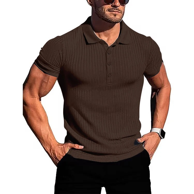 Elegant herrpolotröja i stickad slim fit modell, kortärmad och stretchig för komfort.