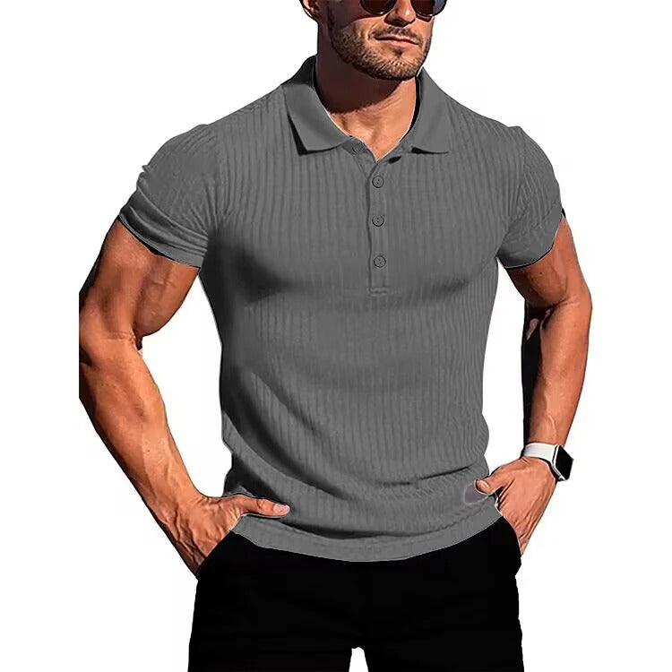 Närbild på den fina stickade strukturen i en slim fit polotröja för män.