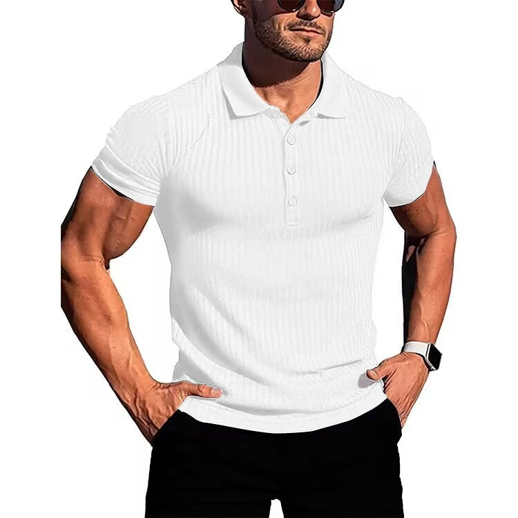 Man i en modern kortärmad stickad polotröja med slim fit passform, snygg och bekväm.