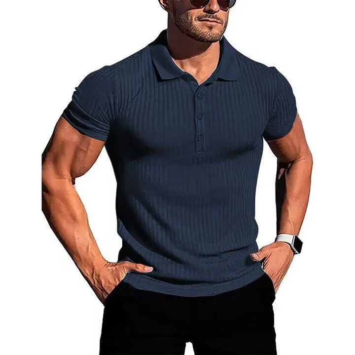 Sportig och stilren slim fit polotröja för herr i mjuk stickad kvalitet, perfekt för sommar.