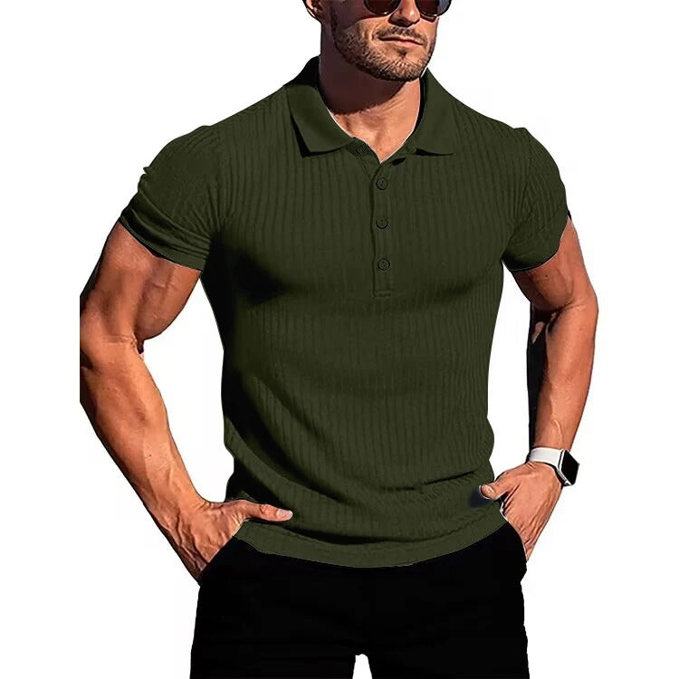 Slim fit stickad polotröja för män som framhäver figuren med elegant touch.