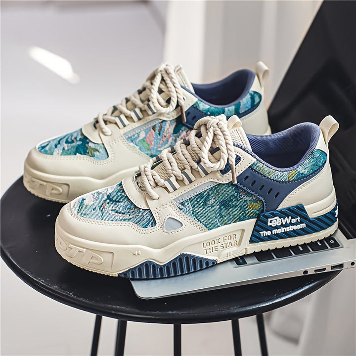 En man bär bekväma, stilfulla herr sneakers. Perfekta skor för en avslappnad men modern outfit.