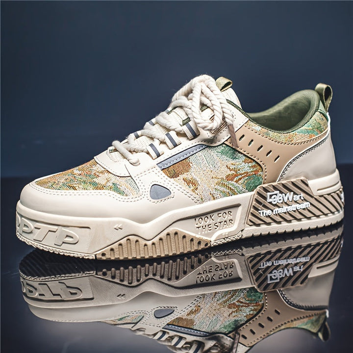 Herr casual sneakers på en stadsgata, framhäver deras mångsidighet som vardagsskor. Trendiga skor.
