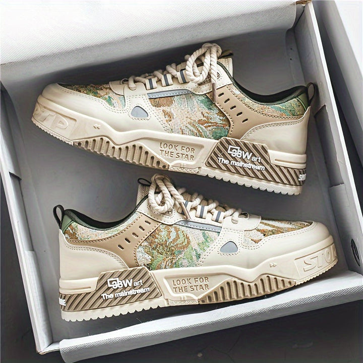 Ovanifrån bild av herr casual sneakers med snörning, designade för optimal komfort och stil.