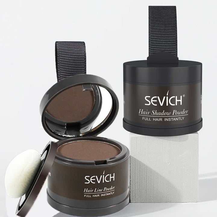 Man demonstrerar användning av Hårlinjepulver Concealer för ett fylligare hårfäste.