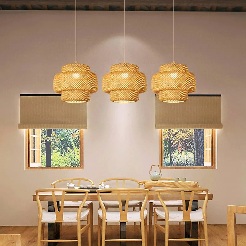 Stilren handgjord bambu belysning. Perfekt som taklampa i vardagsrummet med naturlig design.