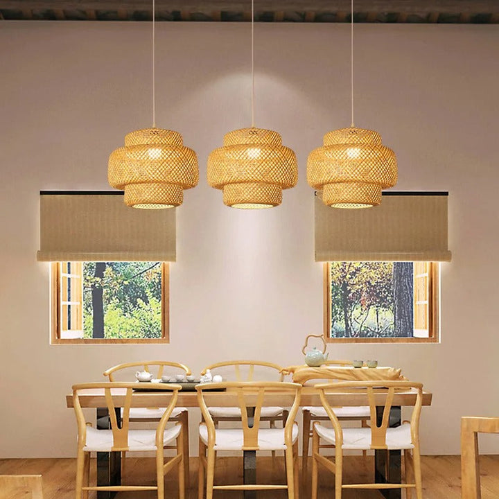 Stilren handgjord bambu belysning. Perfekt som taklampa i vardagsrummet med naturlig design.