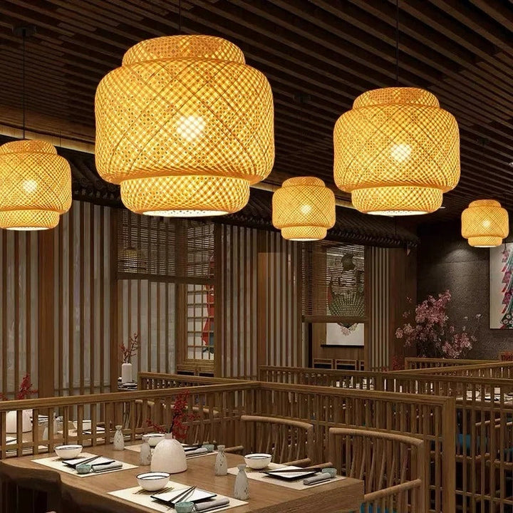 Modern bambu taklampa över matsalsbordet, ger varmt ljus och naturlig känsla till inredningen.