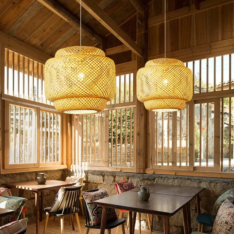 Konstnärlig handgjord bambu lampa. En vacker och miljövänlig inredningsdetalj som lyfter rummet.