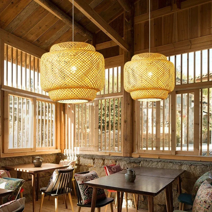 Konstnärlig handgjord bambu lampa. En vacker och miljövänlig inredningsdetalj som lyfter rummet.