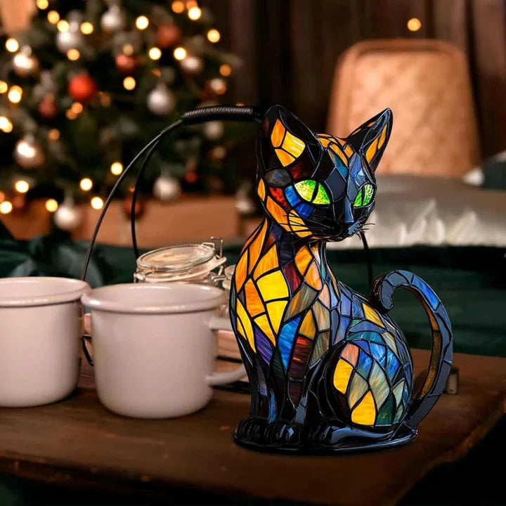 Dekorativ bordslampa med unik kattdesign, tillverkad av färgat glas, ger varmt LED-ljus till inredningen.