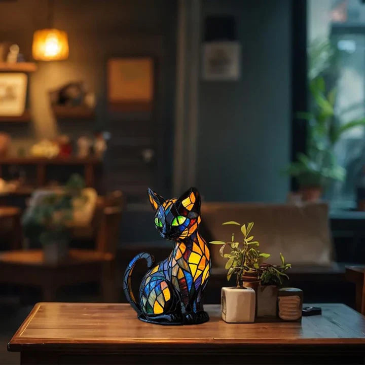Bordslampa med färgstark kattdesign i glasinredning, idealisk som dekorativ belysning i vardagsrummet.